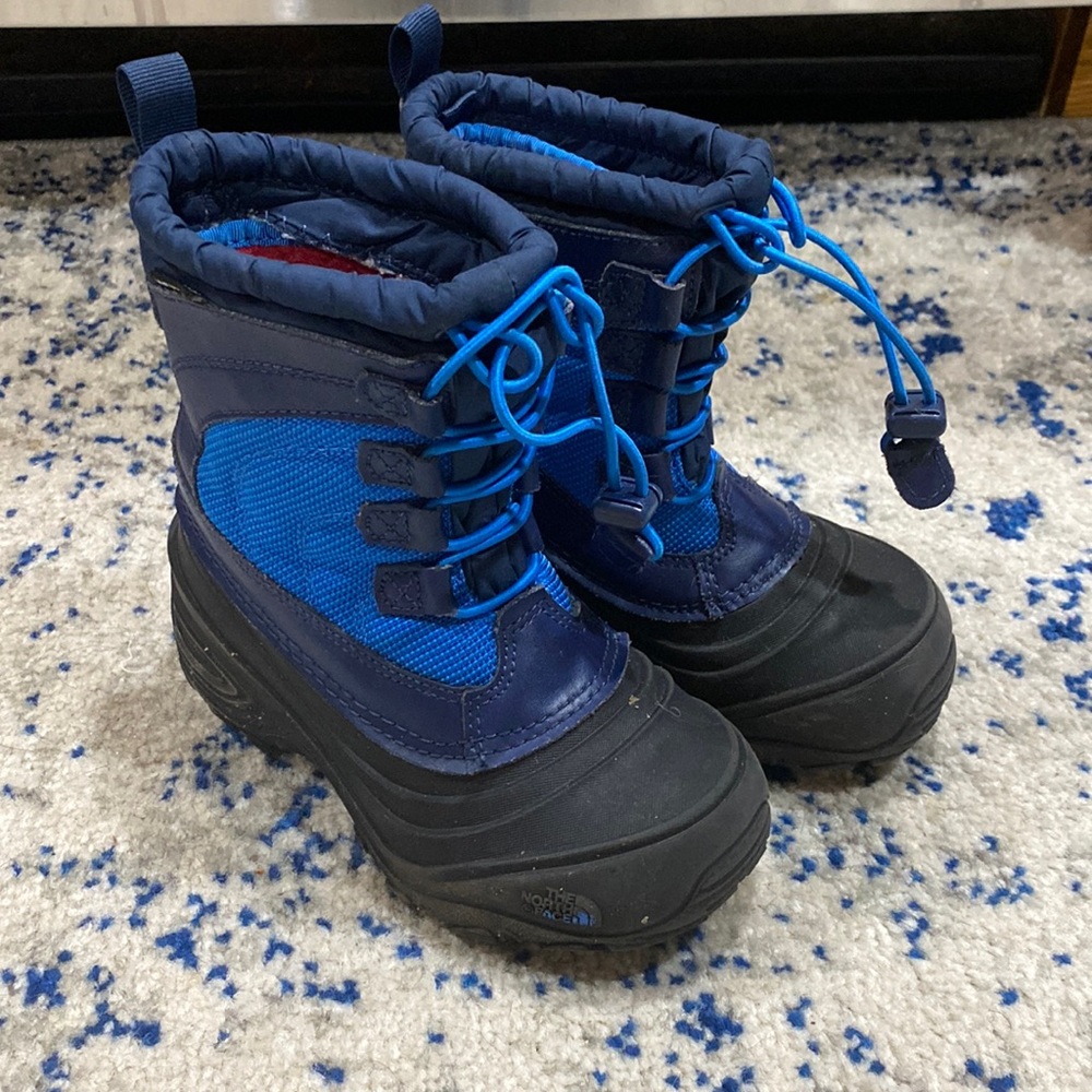 North Face toddler waterproof snowboots size 11.
